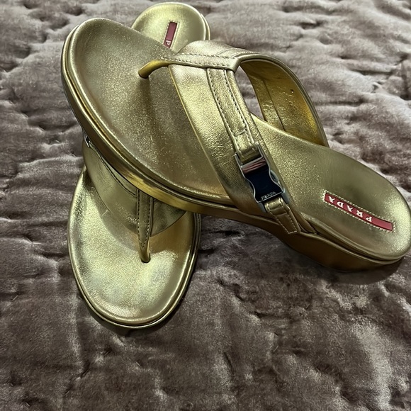 PRADA Gold sandals. - Picture 2 of 2